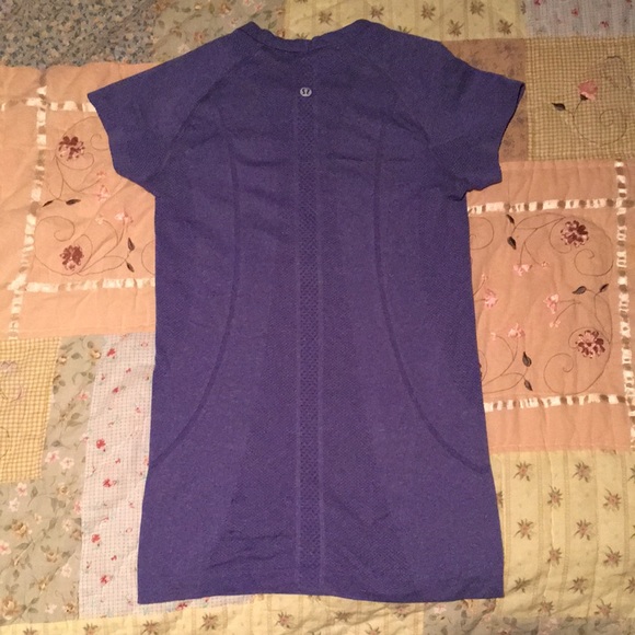 Lululemon size 4 short sleeve shirt - Picture 2 of 4